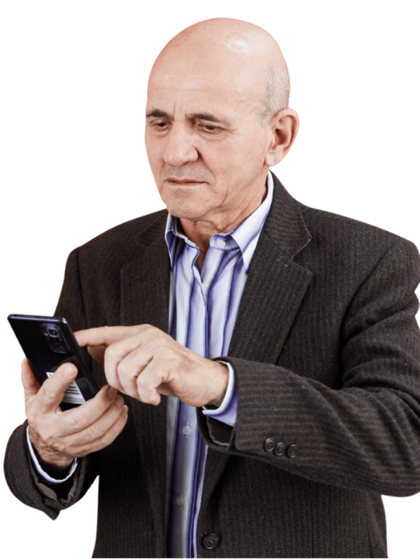 Foto do Dr. Mauro Lúcio com um terno escuro olhando para o celular